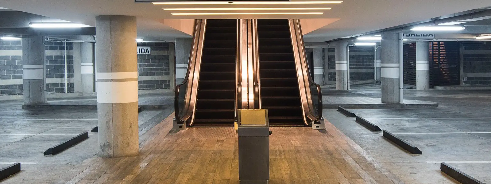 Interior comercial con instalaciones visibles